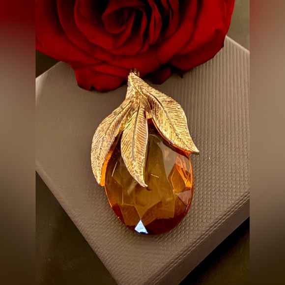 Vintage Gold Tone and Amber Leaf Pendant / Brooch - Picture 10 of 14